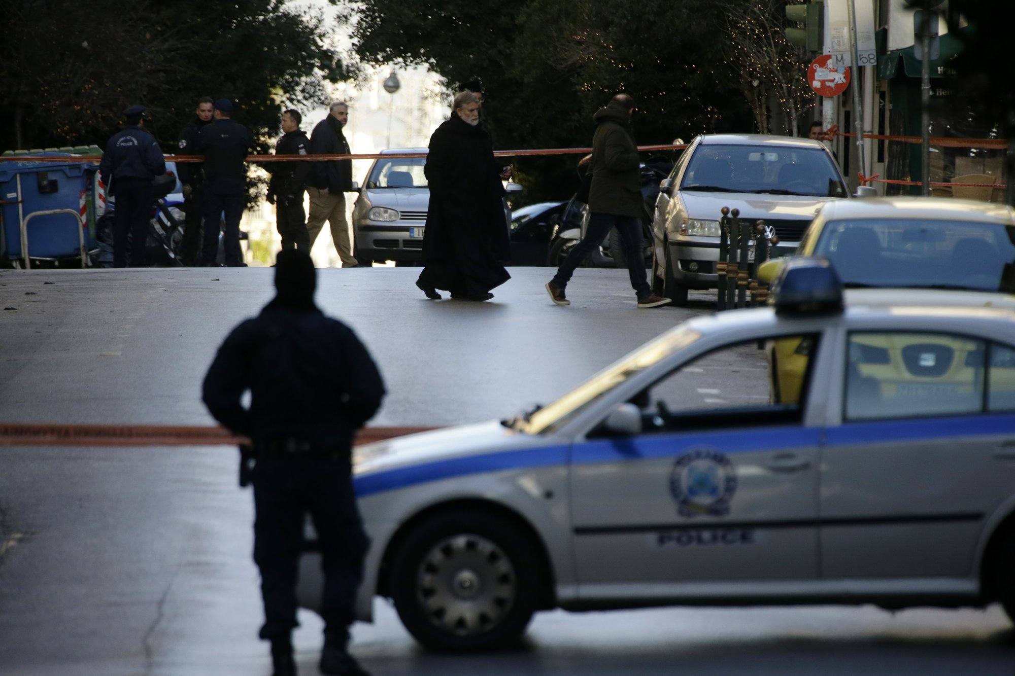 rendőr autó, rendőrök ortodox templom előtt